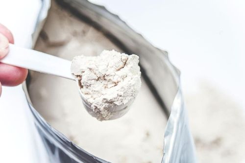 Vì sao bột protein có thể khiến bạn tăng cân?