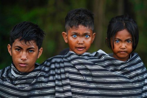 Những đứa trẻ có màu mắt hiếm gặp ở bộ tộc Indonesia