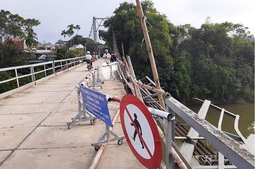 Nghệ An: Tai nạn thảm khốc, ô tô con đâm xe máy rơi xuống sông khiến 5 người tử vong