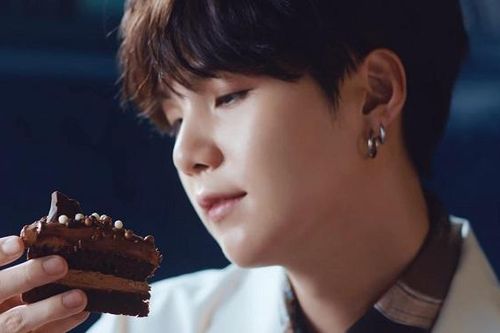 Suga BTS hóa chàng đầu bếp cực điển trai trong video mới