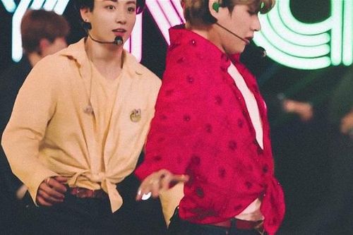 ARMY cười 'té ghế' với màn trượt patin của V và J-Hope BTS