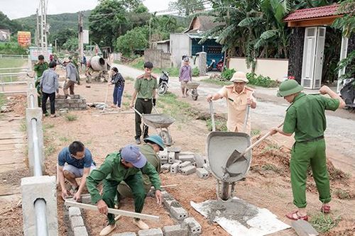 Tranh thủ ngày nghỉ, CBCS Công an về làng làm nông thôn mới
