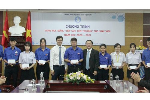 Trao 20 suất học bổng 'Tiếp sức đến trường'