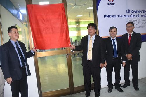 Trường ĐH Sư phạm Kỹ thuật TPHCM nhận tài trợ trị giá 16,5 tỷ đồng tại lễ khai giảng