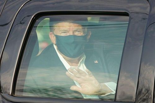 Tổng thống Trump có động thái bất ngờ trong lúc điều trị Covid-19