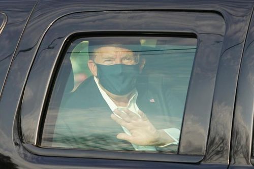 Trump đột ngột xuất hiện bên ngoài bệnh viện để chào những người ủng hộ