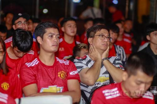 Fan Quỷ đỏ buồn bã sau khi MU bại trận tại Old Trafford