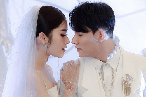 Nam Anh mặc váy cô dâu gợi cảm, ôm hôn bạn trai tình tứ trên thảm đỏ