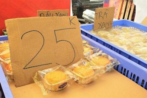 Thị trường ngày 5/10: Bánh Trung thu 'cao cấp' xả hàng giảm 50%