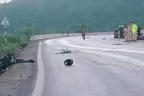 Hai xe máy đấu đầu trên Quốc lộ 6, 3 người thương vong