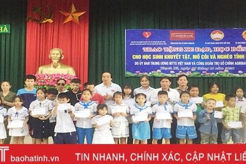 Trao 100 suất học bổng, 33 xe đạp cho học sinh nghèo