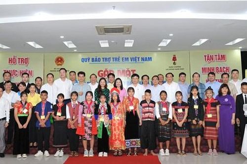 Gặp mặt trẻ em dân tộc thiểu số vượt khó vươn lên trong học tập