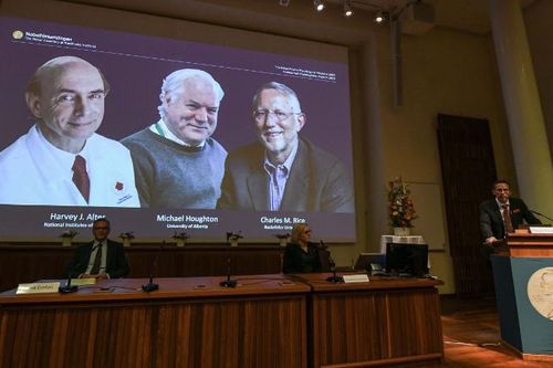Giải Nobel Y sinh thuộc về ba nhà khoa học phát hiện ra virus viêm gan C