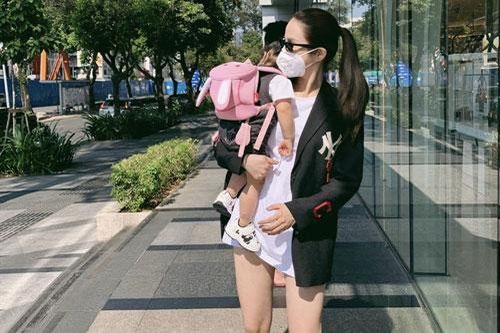 Hai 'mẹ bỉm sữa' sành điệu của showbiz Việt