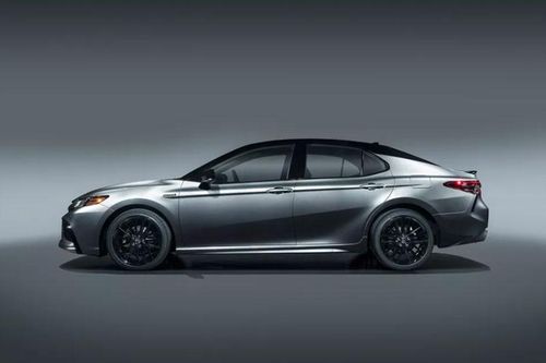 Toyota Camry 2021 chốt giá hơn 600 triệu, chờ ngày về Việt Nam