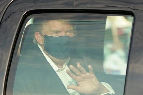 Ông Trump bất ngờ ngồi xe ra cổng viện chào người ủng hộ và sẽ xuất viện vào hôm nay