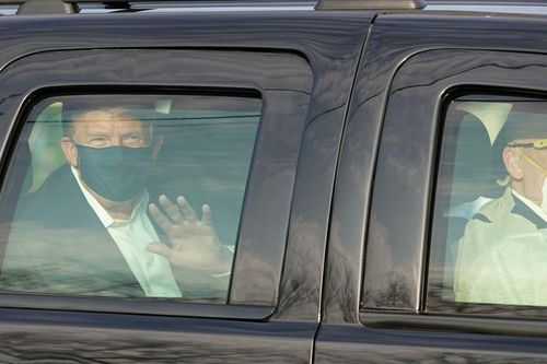 Ông Trump bị chỉ trích đặt người khác vào thế nguy hiểm khi bất ngờ rời bệnh viện