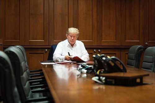 Dân mạng chế giễu ông Trump 'dàn dựng hình ảnh' khi đang điều trị COVID-19