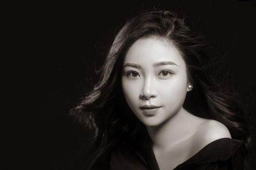Vợ Phan Văn Đức khoe hình quyến rũ sau sinh 2 tháng