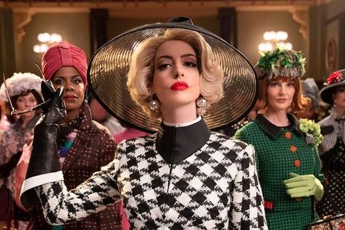 Minh tinh Anne Hathaway khiến các fan bất ngờ khi hóa thành phù thủy