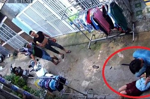Phẫn nộ clip người đàn ông kề dao vào cổ đòi đâm người phụ nữ
