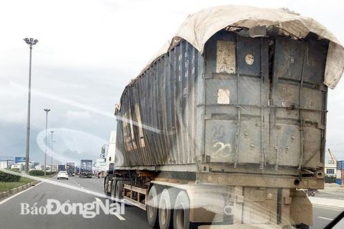 Xe tải chở phế liệu không rõ biển số