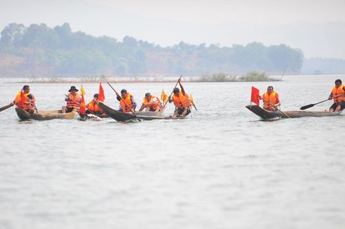 Hội đua thuyền độc mộc trên sông Pô Cô diễn ra vào ngày 13-11