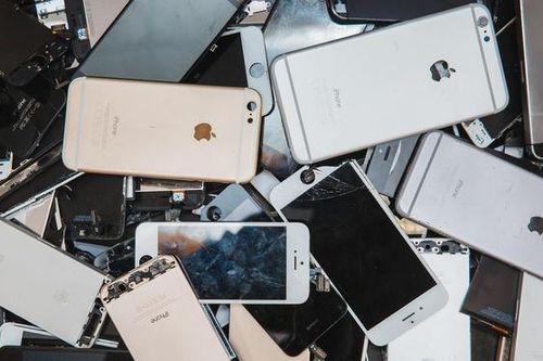 Apple giận dữ vì bị lừa bán trộm hơn 100.000 iPhone, iPad