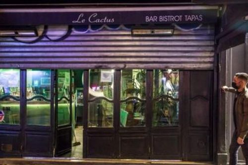 Paris đóng cửa quán bar, nâng mức báo động Covid-19 lên cao nhất