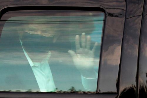 Đang chữa COVID-19, ông Trump vẫn thăm người ủng hộ ngoài bệnh viện