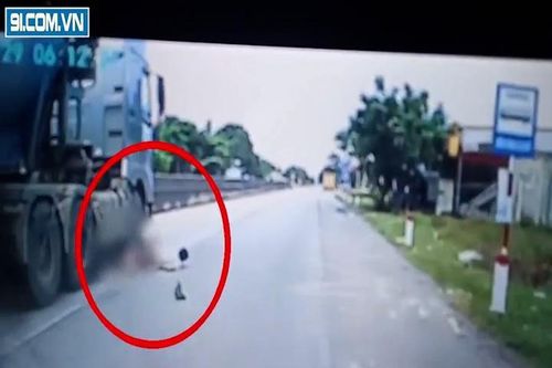 Clip: Người đàn ông bị cán gãy chân vì lấn làn xe đầu kéo