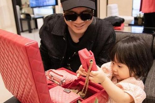 Không kém cạnh Cường Đô La trong khoản chiều con, Đỗ Mạnh Cường cũng mạnh tay tặng con gái nguyên bộ túi hàng hiệu mini hơn nửa tỷ đồng