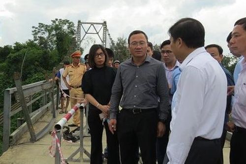 Chùm ảnh khẩn trương sửa chữa cầu chợ Chùa - nơi xảy ra vụ tai nạn khiến 5 người tử vong
