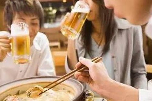 6 thói quen ăn uống tàn phá dạ dày ngay trong bữa cơm nhà bạn
