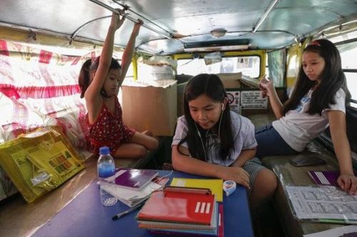 Philippines cho học sinh quay lại học từ xa để phòng dịch