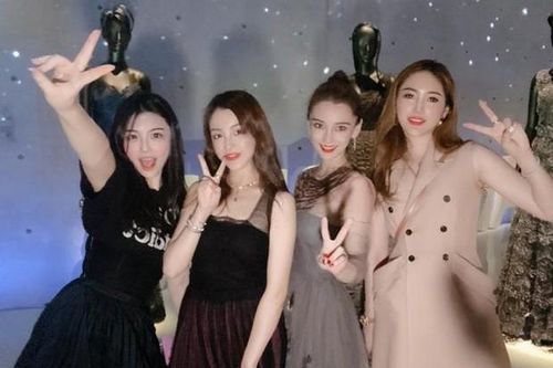 Netizen té ngửa trước lý do Angela Baby phải đứng nép mình trong tấm ảnh cùng hội bạn thân