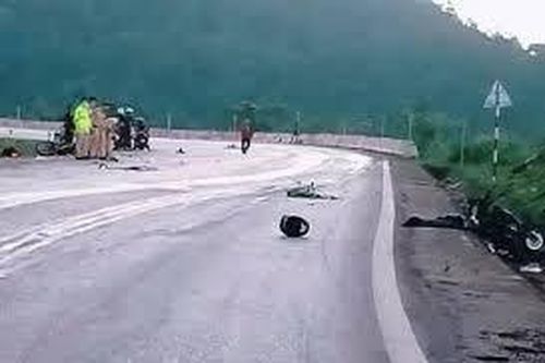 Sơn La: 2 xe máy đối đầu trên Quốc lộ 6, 2 người tử vong