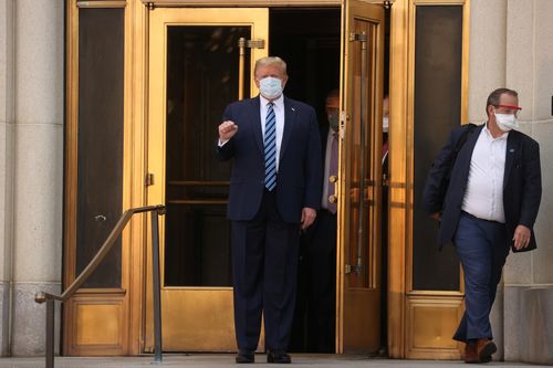 Tổng thống Trump bước ra khỏi bệnh viện để về Nhà Trắng