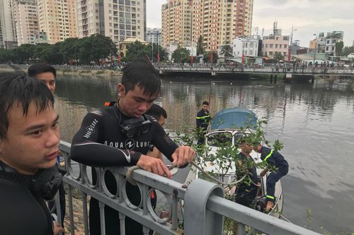 Tìm thấy thi thể người nhảy cầu Nguyễn Văn Cừ