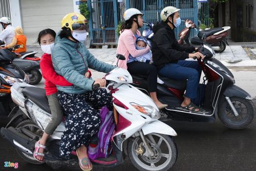 Học sinh Hà Nội mặc áo khoác tới trường