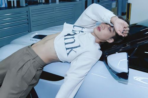8 sao nam Hàn mặc áo crop top khoe cơ bụng