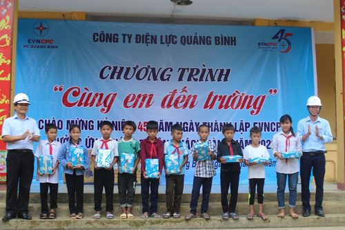 Điện lực Quảng Bình tặng quà cho học sinh khó khăn ở miền núi