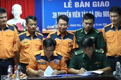 Xuyên đêm vượt sóng cứu nạn 39 thuyền viên tàu cá Quảng Nam