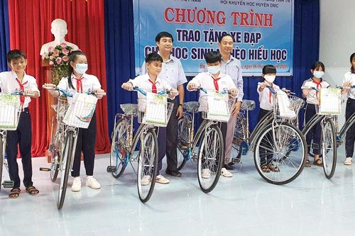 Tặng xe đạp cho học sinh nghèo hiếu học