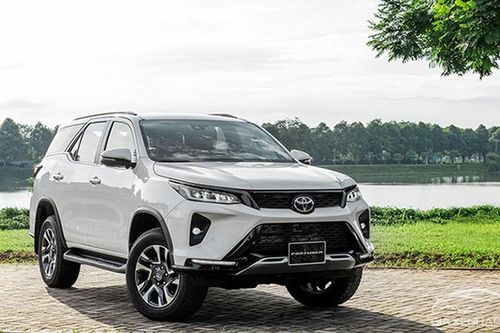 'Soi' Toyota Fortuner 2.4 Legender mới gần 1,2 tỷ về đại lý