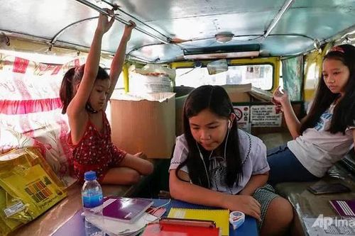 Đối mặt với dịch Covid-19 không thuyên giảm, Philippines bắt đầu cho HS học từ xa