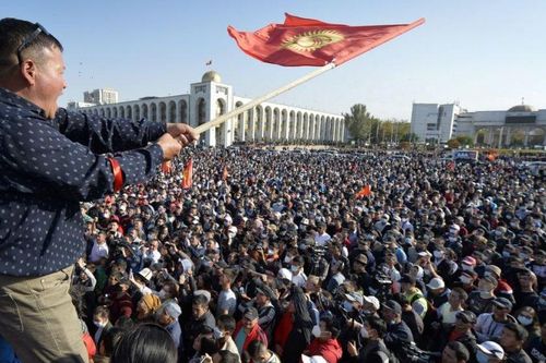 Biểu tình ở Kyrgyzstan: Chiếm giữ nhà Quốc hội và quảng trường trung tâm, phóng thích cựu Tổng thống Atambayev
