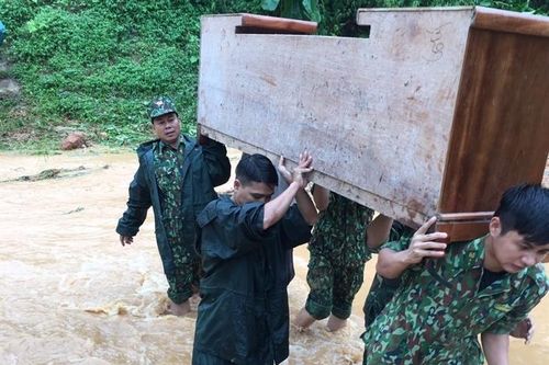 Giúp dân khắc phục hậu quả do mưa lũ