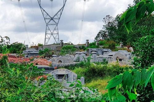 Đua nhau 'xâu xé' đất hành lang lưới điện quốc gia 500KV thành lăng mộ, nghĩa trang