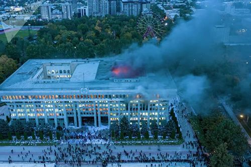 Phản đối kết quả bầu cử, người biểu tình tấn công Nhà Trắng của Kyrgyzstan